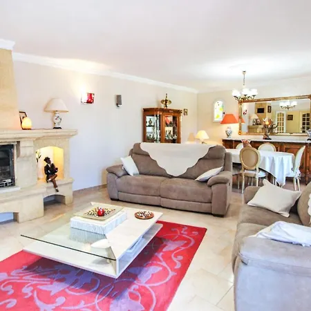 3 Bedroom Gorgeous In Les Angles Hébergement de vacances *