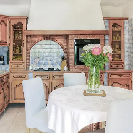 3 Bedroom Gorgeous In Les Angles Hébergement de vacances