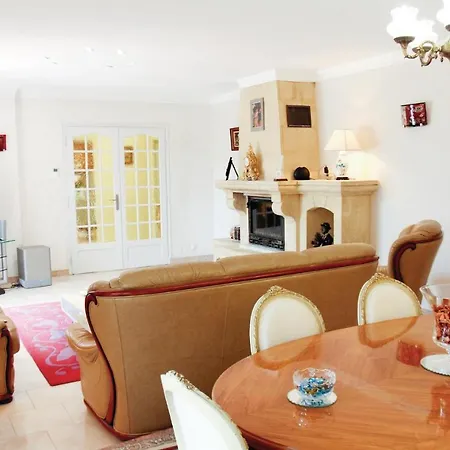 3 Bedroom Gorgeous In Les Angles Hébergement de vacances *